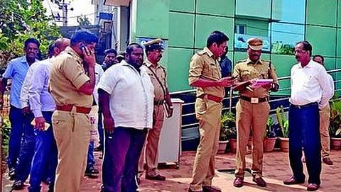 ಸ್ಥಳ ಪರಿಶೀಲಿಸುತ್ತಿರುವ ಪೊಲೀಸರು