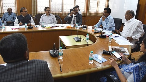 ಸಭೆಯಲ್ಲಿ ಉನ್ನತ ಶಿಕ್ಷಣ ಸಚಿವ ಜಿ ಟಿ ದೇವೇಗೌಡ ಮತ್ತು ಇತರರು