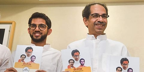 ಪ್ರಣಾಳಿಕೆ ಬಿಡುಗಡೆ ಮಾಡುತ್ತಿರುವ ಆದಿತ್ಯ ಠಾಕ್ರೆ, ಉದ್ಧವ್ ಠಾಕ್ರೆ