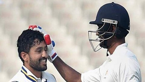 ಅಭಿಮನ್ಯು ಮಿಥುನ್ ಅಭಿನಂದಿಸುತ್ತಿರುವ ಕರುಣ್ ನಾಯ್ಯರ್