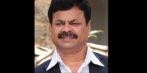 ಹೋರಿ ಕಣ್ಣು ರೇಣುಕಾಚಾರ್ಯ ಮ್ಯಾಲೆ!: ಹೋರಿ ತಿವಿತದಿಂದ ರೇಣುಕಾಚಾರ್ಯ ಜಸ್ಟ್ ಮಿಸ್!