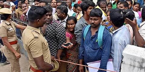 ಸಂದರ್ಶನಕ್ಕೆ ಆಗಮಿಸಿದ ಅಭ್ಯರ್ಥಿಗಳು