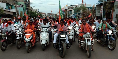 ಉಪಚುನಾವಣೆ: ಐಶರಾಮಿ ಬೈಕ್ನಲ್ಲಿ ಆನಂದ್ ಸಿಂಗ್ ರೋಡ್ ಶೋ...