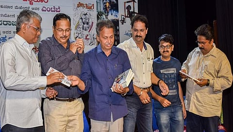 ಕೃತಿ ಬಿಡುಗಡೆ ಮಾಡಿದ ಬರಗೂರು ರಾಮಚಂದ್ರಪ್ಪ