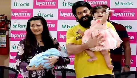 ತಮ್ಮ ಮಕ್ಕಳೊಡನೆ ಯಶ್ ಹಾಗೂ ರಾಧಿಕಾ ಪಂಡಿತ್ ದಂಪತಿ