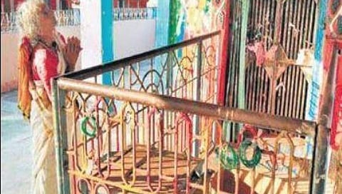 ಮಾರಮ್ಮ ದೇವಾಲಯದ ಬಳಿ ಮಹಿಳೆ ಪ್ರಾರ್ಥನೆ