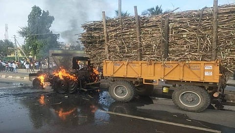 ಬಳ್ಳಾರಿ: ಕಬ್ಬು ತುಂಬಿದ ಟ್ರಾಕ್ಟರ್ ಬೈಕ್ ಗೆ ಢಿಕ್ಕಿ, 4ರ ಮಗು ಸಾವು, ದಂಪತಿಗಳು ಗಂಭೀ