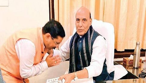 ರಕ್ಷಣಾ ಸಚಿವ ರಾಜನಾಥ್ ಸಿಂಗ್ ಅವರಿಗೆ ಧಾರವಾಡ ಪೇಡಾ ನೀಡುತ್ತಿರುವ ಕೇಂದ್ರ ಸಚಿವ ಪ್ರಹ್ಲಾದ್ ಜೋಷಿ