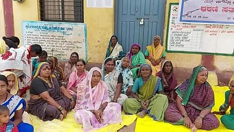 ಗ್ರಾಮ ಪಂಚಾಯತಿ ಎದುರು ಧರಣಿ ನಿರತ ಗ್ರಾಮಸ್ಥರು