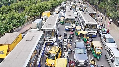 ಪೌರತ್ವ ಕಾಯ್ಜೆ ವಿರುದ್ಧ ಬೀದಿಗಿಳಿದ ಪ್ರತಿಭಟನಾಕಾರರು: ಪ್ರತಿಭಟನೆ ಬಿಸಿಗೆ ರಸ್ತೆಯಲ್ಲೇ ಗಂಟೆಗಟ್ಟಲೆ ನಿಂತ ವಾಹನಗಳು