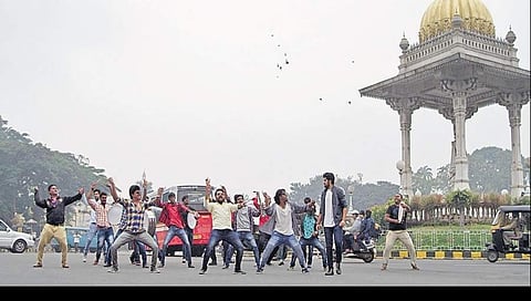 ಮೈಸೂರು ಡೈರೀಸ್ ನ ಹಾಡಿನ ಒಂದು ದೃಶ್ಯ