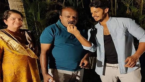 ಪತ್ನಿ, ಪುತ್ರನೊಂದಿಗೆ ಎಚ್.ಡಿ.ಕೆ