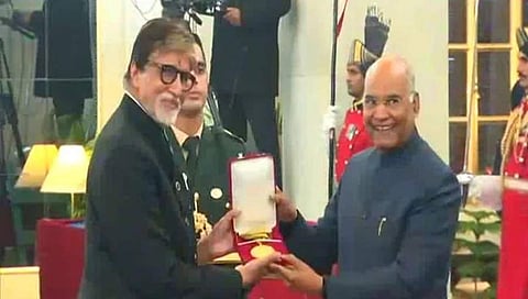 ರಾಷ್ಟ್ರಪತಿ ಅವರಿಂದ ಪ್ರಶಸ್ತಿ ಸ್ವೀಕರಿಸುತ್ತಿರುವ ಅಮಿತಾಬ್ ಬಚ್ಚನ್