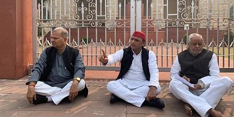 ಅಖಿಲೇಶ್ ಯಾದವ್ ಹಾಗೂ ಎಸ್ ಪಿ ಮುಖಂಡರ ಧರಣಿ