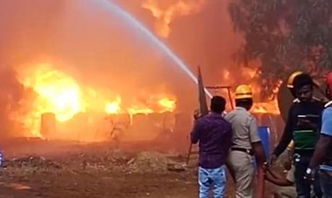 ಬೆಂಕಿ ನಂದಿಸುತ್ತಿರುವ ಅಗ್ನಿ ಶಾಮಕ ಸಿಬ್ಬಂದಿ