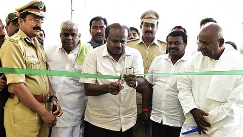 ಮುಖ್ಯಮಂತ್ರಿ ಹೆಚ್.ಡಿ.ಕುಮಾರಸ್ವಾಮಿ ನಿನ್ನೆ ಹಾಸನದಲ್ಲಿ ಪೊಲೀಸ್ ಠಾಣೆ, ಕಚೇರಿಗಳ ಸಂಕೀರ್ಣವನ್ನು ಉದ್ಘಾಟಿಸಿದರು.