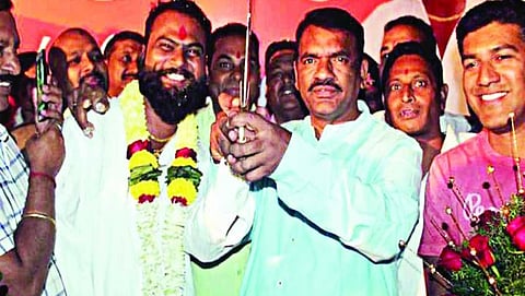 ಬೆಳಗಾವಿ: ಹುಟ್ಟುಹಬ್ಬಕ್ಕೆ ತಲ್ವಾರ್ ನಿಂದ ಕೇಕ್ ಕತ್ತರಿಸಿದ ಬಿಜೆಪಿ ನಾಯಕನ ಬಂಧನ