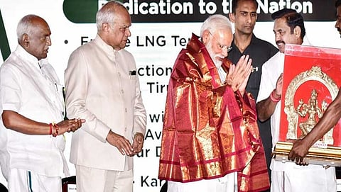 ಚೆನ್ನೈಯಲ್ಲಿ ವಿವಿಧ ಯೋಜನೆಗಳ ಉದ್ಘಾಟನೆಗೆ ಆಗಮಿಸಿದ ಪ್ರಧಾನಿ ನರೇಂದ್ರ ಮೋದಿಯವರನ್ನು ತಮಿಳು ನಾಡು ನಾಯಕರು ಸ್ವಾಗತಿಸಿದ ಸಂದರ್ಭ