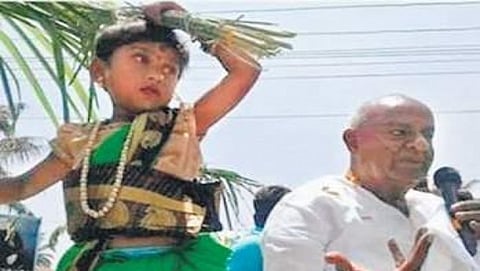 ಜೆಡಿಎಸ್ ಪಕ್ಷದ ಚಿಹ್ನೆಯ ವೇಷ ಧರಿಸಿದ ಬಾಲಕಿ