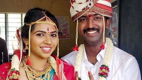 ತುಮಕೂರಿನಲ್ಲಿ ಹಕ್ಕು ಚಲಾಯಿಸಿದ ನವದಂಪತಿ