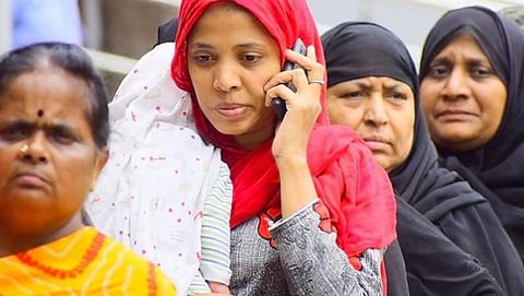 ಐಎಂಎ ಜ್ಯುವೆಲ್ಸ್ ಶಿವಾಜಿನಗರ ಶೋರೂಂ ಹೊರಗೆ ನಿಂತಿರುವ ಹೂಡಿಕೆದಾರರು