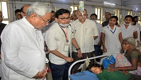 ಆಸ್ಪತ್ರೆಗೆ ಭೇಟಿ ನೀಡಿ ಮಕ್ಕಳ ಆರೋಗ್ಯ ವಿಚಾರಿಸಿದ ಮುಖ್ಯಮಂತ್ರಿ ನಿತೀಶ್ ಕುಮಾರ್