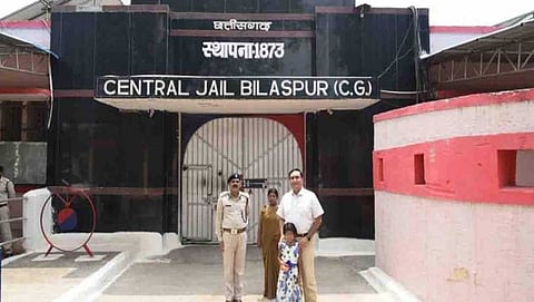 ಮಾಡದ ತಪ್ಪಿಗೆ ಜೈಲು ಸೇರಿದ್ದ ಪುಟ್ಟ ಬಾಲಕಿಯನ್ನು ಶಾಲೆಗೆ ಸೇರಿಸಿ ಮಾನವೀಯತೆ ಮೆರೆದ ಕಲೆಕ್ಟರ್