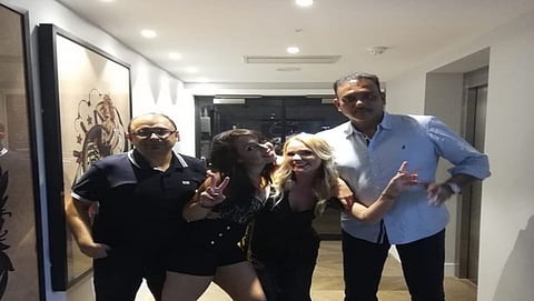 ಯುವತಿಯರೊಂದಿಗೆ ರವಿಶಾಸ್ತ್ರಿ