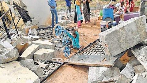 ಧ್ವಂಸಗೊಂಡಿರುವ ಶೆಡ್ ಗಳು