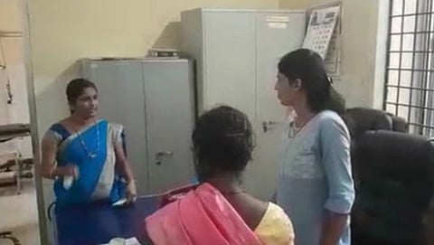 ದಕ್ಷಿಣ ಕನ್ನಡ ಜಿಲ್ಲಾ ಪಂಚಾಯತ್ ಅಧ್ಯಕ್ಷೆ ಮೀನಾಕ್ಷಿ ಶಾಂತಿಗೋಡು ಮಕ್ಕಳ ವೈದ್ಯೆಗೆ ಬೆದರಿಕೆಯೊಡ್ಡುತ್ತಿರುವ ದೃಶ್ಯ