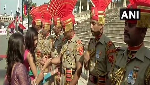 ವಾಘಾ ಗಡಿಯಲ್ಲಿ ಬಿಎಸ್ ಎಫ್ ಯೋಧರಿಗೆ ರಾಕಿ ಕಟ್ಟಿ ರಕ್ಷಾ ಬಂಧನ್ ಆಚರಿಸಿದ ಮಹಿಳೆಯರು