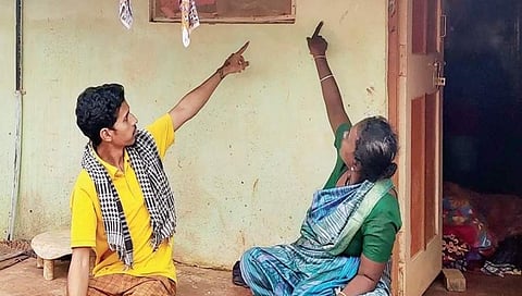 ಮನೆಯ ಹೊರಗೆ ಕಾಲ ಕಳೆಯುತ್ತಿರುವ ನಿವಾಸಿಗಳು