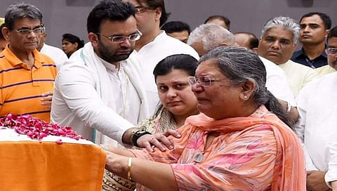 ಜೇಟ್ಲಿ ಪತ್ನಿ, ಮಗ