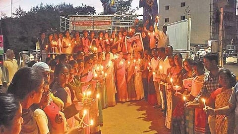 ಬಾಲಕಿಯ ಹತ್ಯೆ ಖಂಡಿಸಿ ಮಹಿಳೆಯರಿಂದ ಮೋಂಬತ್ತಿ ಪ್ರತಿಭಟನೆ