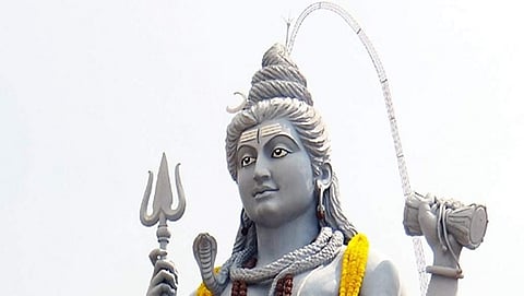 ಸಂಪ್ರದಾಯ ಮುಂದುವರಿಕೆಗಾಗಿ ಶಿವ ದೇವಾಲಯದಲ್ಲಿ ಮುಸ್ಲಿಂ ಪೊಲೀಸ್ ಅಧಿಕಾರಿಯಿಂದ ಪೂಜೆ!