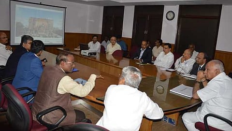 ಅಧಿಕಾರಿಗಳ ಜತೆ ಬಿಎಸ್ ಯಡಿಯೂರಪ್ಪ ಚರ್ಚೆ