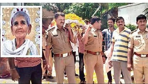 40 ವರ್ಷಗಳ ಪೊಲೀಸ್ ಇಲಾಖೆಗಾಗಿಯೇ ಜೀವ ಸವೆಸಿದ ಮಹಿಳೆಗೆ ವಿದಾಯ ಹೇಳಿದ ಗುಂಟೂರು ಪೊಲೀಸರು!