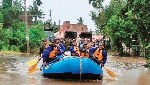 ಪ್ರವಾಹದ ಸಂದರ್ಭದಲ್ಲಿ ರಕ್ಷಣಾ ಕಾರ್ಯದ ಚಿತ್ರ