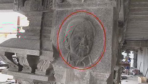 ದೇಗುಲದ ಕಂಬಗಳ ಮೇಲೆ ಸಿಎಂ ಕೆಸಿಆರ್ ಚಿನ್ಹೆ