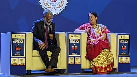 ಥಿಂಕ್ ಎಡು ಸಮ್ಮೇಳನದಲ್ಲಿ ನ್ಯೂ ಇಂಡಿಯನ್ ಎಕ್ಸ್ ಪ್ರೆಸ್ ಪತ್ರಿಕೆಯ ಸಂಪಾದಕೀಯ ನಿರ್ದೇಶಕ ಪ್ರಭು ಚಾವ್ಲಾ ಅವರೊಂದಿಗೆ ಕೇಂದ್ರ ಸಚಿವೆ ಸ್ಮೃತಿ ಇರಾನಿ