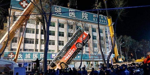 ಚೀನಾ: ಬಸ್ ನೇ ನುಂಗಿದ ರಸ್ತೆ ಕುಸಿತ!, ಇಬ್ಬರ ಸಾವು!