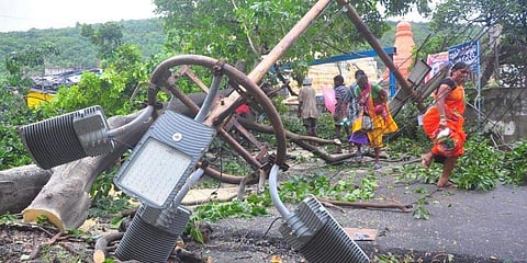 ಭಾರೀ ಮಳೆಗೆ ಧರೆಗುರುಳಿರುವ ಮರ, ವಿದ್ಯುತ್ ಕಂಬಗಳು