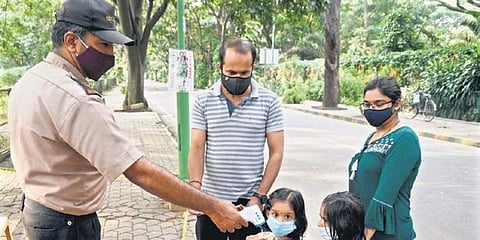 ಕಬ್ಬನ್ ಪಾರ್ಕ್ ಒಳಗೆ ಹೋಗಲು ಬಂದ ಮಕ್ಕಳನ್ನು ಪರಿಶೀಲನೆ ನಡೆಸುತ್ತಿರುವ ಸಿಬ್ಬಂದಿಗಳು