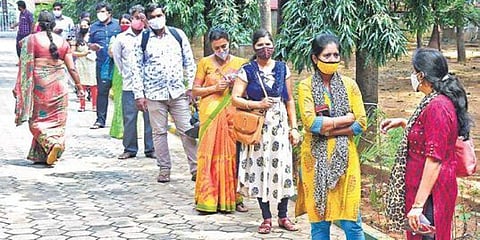 ರಾಜರಾಜೇಶ್ವರಿ ನಗರದಲ್ಲಿ ಮತಹಾಕಲು ಸಾಲಿನಲ್ಲಿ ನಿಂತಿರುವ ಮತದಾರರು
