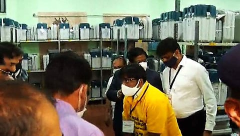 ಮತಎಣಿಕೆ ಕೊಠಡಿಯಲ್ಲಿರುವ ಅಧಿಕಾರಿಗಳು