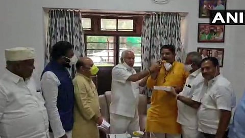 ಸಿಹಿ ಹಂಚಿ ಸಂಭ್ರಮವನ್ನಾಚರಿಸುತ್ತಿರುವ ರಾಜ್ಯ ಬಿಜೆಪಿ ನಾಯಕರು