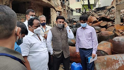 ಮೈಸೂರು ರಸ್ತೆಯ ಹೊಸಗುಡ್ಡದಹಳ್ಳಿ ಬಳಿ ಬುಧವಾರದಂದು ಬೆಂಕಿ ಅವಘಡ ಸಂಭವಿಸಿದ್ದ ಸ್ಥಳಕ್ಕೆ ಇಂದು ಬೆಳಿಗ್ಗೆ ಹಠಾತ್ ಭೇಟಿ ನೀಡಿ ಪರಿಶೀಲನೆ ನಡೆಸಿದ ಸಚಿವ ಸುಧಾಕರ್