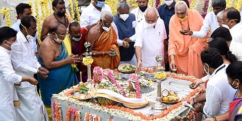 ದೇವಸ್ಥಾನ ಸಂಕೀರ್ಣದ ಪುನರ್ ನಿರ್ಮಾಣಕ್ಕೆ ಸಿಎಂ ಚಾಲನೆ