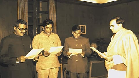 1985ರಲ್ಲಿ ಸಂಸದೀಯ ಕಾರ್ಯದರ್ಶಿಗಳಾಗಿ ನೇಮಕಗೊಂಡಿದ್ದ ಅರುಣ್ ಸಿಂಗ್, ಆಸ್ಕರ್ ಫೆರ್ನಾಂಡಿಸ್ ಮತ್ತು ಅಹ್ಮದ್ ಪಟೇಲ್(ಎಡದಿಂದ ಬಲಕ್ಕೆ)