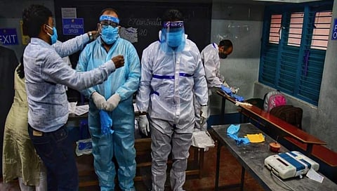 ಪಿಪಿ ಕಿಟ್ ಧರಿಸಿರುವ ಅಧಿಕಾರಿಗಳು